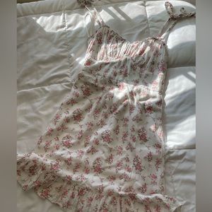 Cute dress perfect for the summer, it looks exactly like the picture, enjoy !🌸